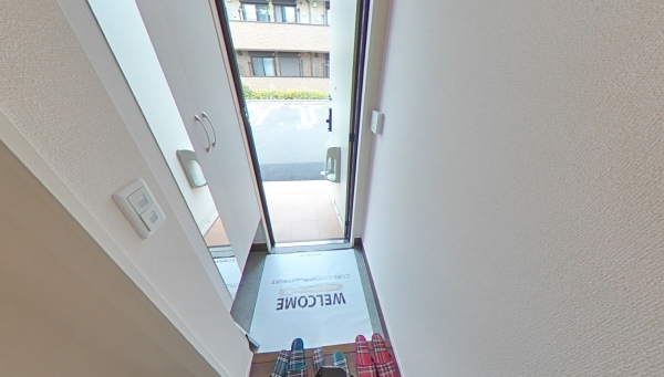 玄関　玄関を入ってすぐに内階段あります