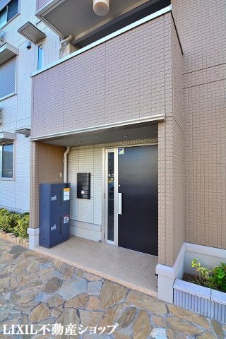 エントランス　オートロック機能付のエントランスです。