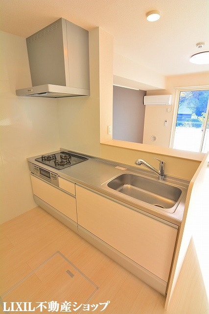 キッチン　３口グリル付の対面式システムキッチンです。