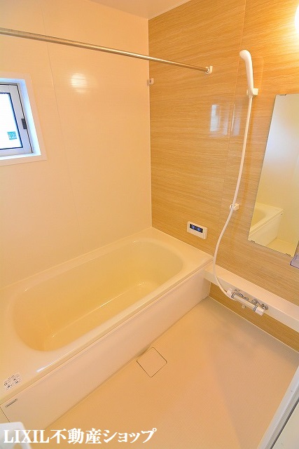 バス・シャワールーム　追い焚き・浴室乾燥機能付の小窓がある一坪浴室です。