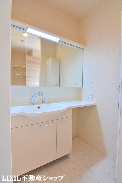 洗面設備　三面鏡の洗髪洗面化粧台です。