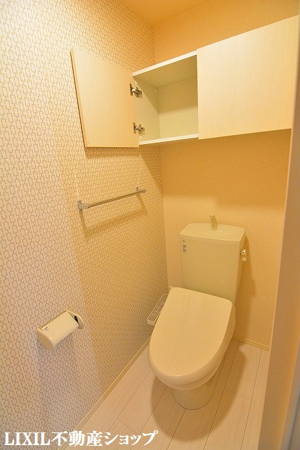トイレ　上部に収納のある温水洗浄便座付のトイレです。