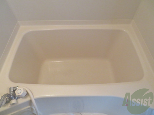 バス・シャワールーム　お風呂です。肩までゆっくりと浸かることができます。