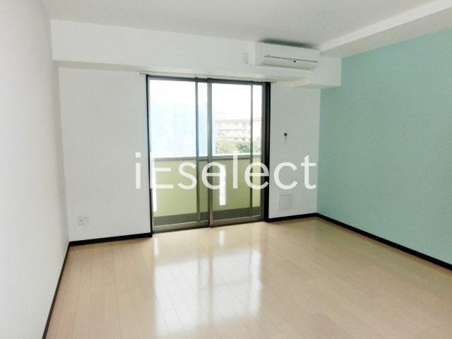 居室・リビング　アクセントクロスでお洒落なお部屋。