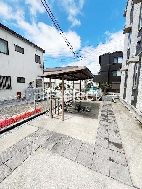 駐車場　敷地内に屋根付き駐輪場ございます
