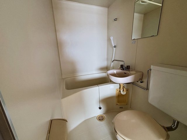 バス・シャワールーム　掲載写真は同型モデルを掲載しており実際のお部屋と仕様等が異な