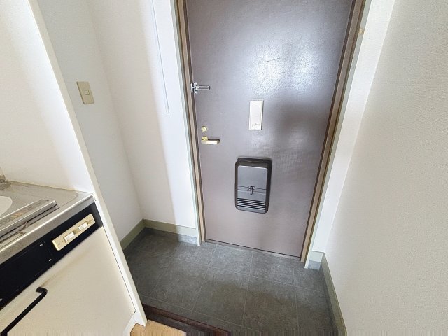 玄関　掲載写真は同型モデルを掲載しており実際のお部屋と仕様等が異な