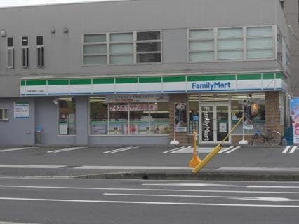 コンビニ　ファミリーマート中津中殿町三丁目店（コンビニ）まで190m