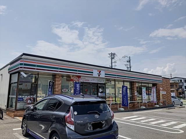 コンビニ　セブンイレブン（コンビニ）まで661m