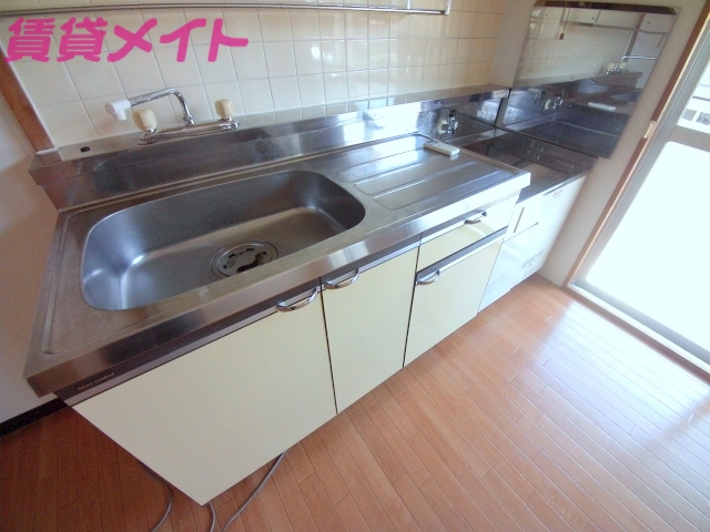 キッチン　キッチン別部屋写真です