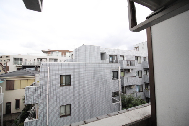 眺望　バルコニーからの景色です！圧迫感がないので暮らしやすい♪