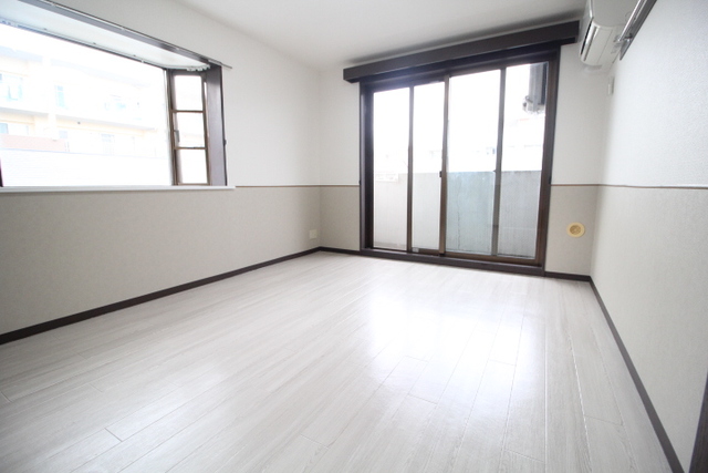 居室・リビング　２面採光なので、明るく風通しのよい過ごしやすいお部屋です♪