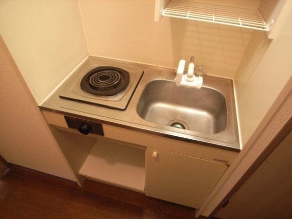キッチン　同物件の別号室の写真です。 現況を優先とします。
