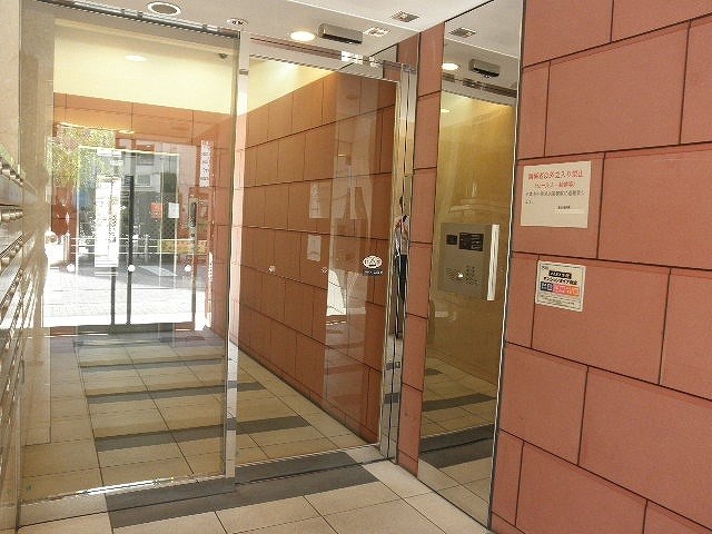 エントランス　安心のオートロック完備しています。
