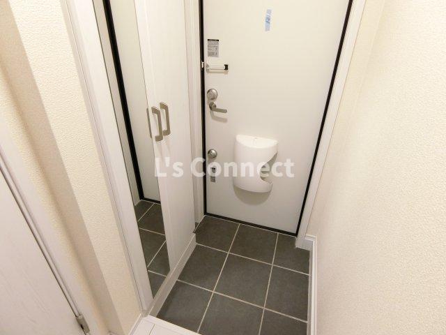 玄関　背の高い下駄箱には鏡付きで身だしなみチェック。