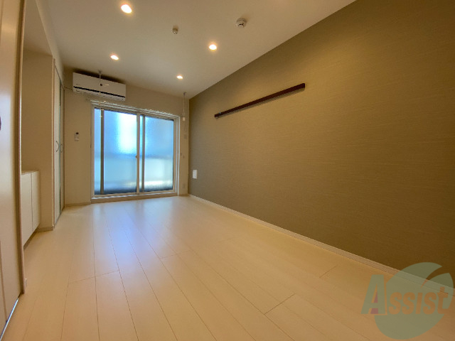 居室・リビング　７．２８帖の洋室です。照明も多くとても明るいお部屋です。