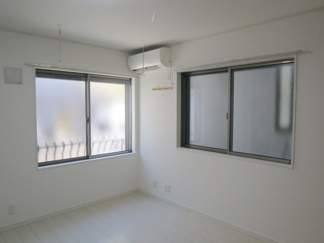 居室・リビング　２面採光の８．２帖のお部屋です♪