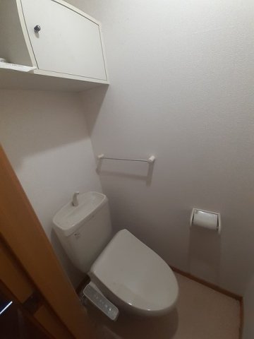 トイレ　落ち着いた色調のトイレです