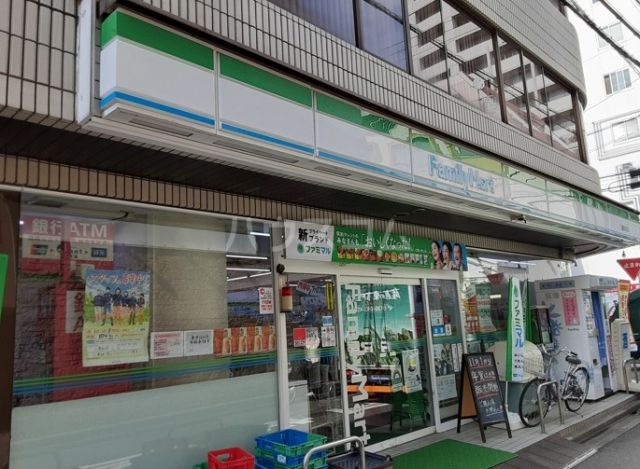 コンビニ　ファミリーマート 三鷹駅前店（コンビニ）まで551m