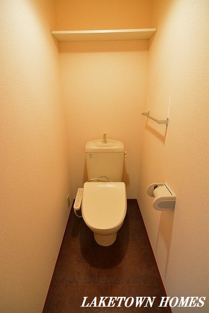 トイレ　上部に収納棚のある温水洗浄暖房便座付のトイレです。