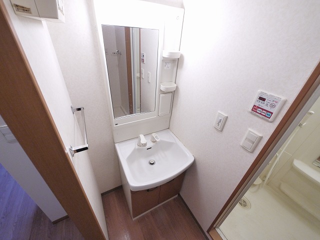 洗面設備　コンパクトで使いやすい洗面所