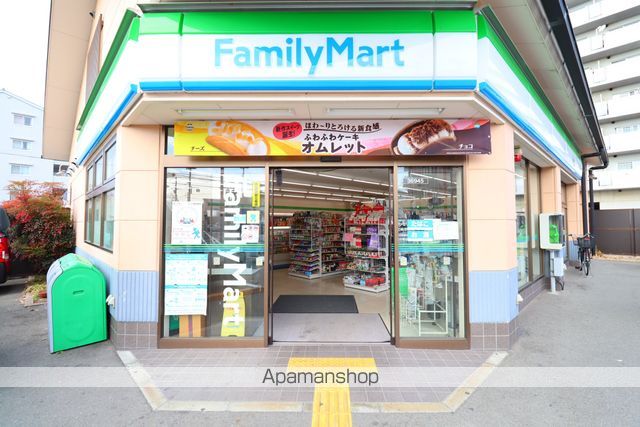 コンビニ　ファミリーマート（コンビニ）まで576m
