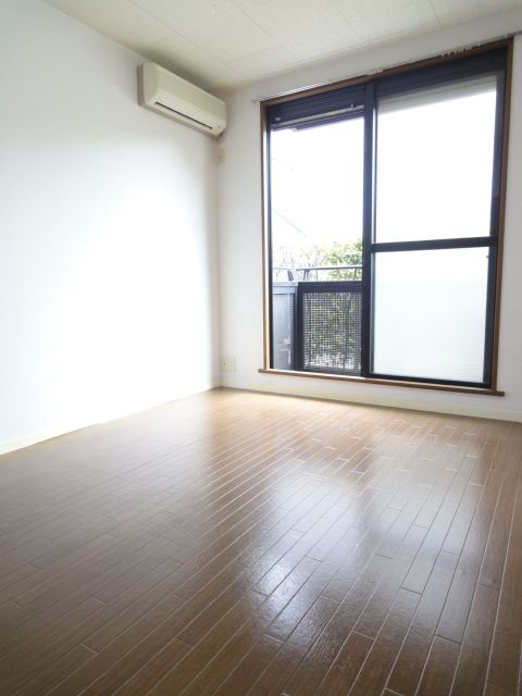 居室・リビング　お部屋広々。シャッター付きなので１Ｆでも安心。