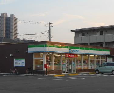 コンビニ　ファミリーマート ふじみ野駒林店（コンビニ）まで990m