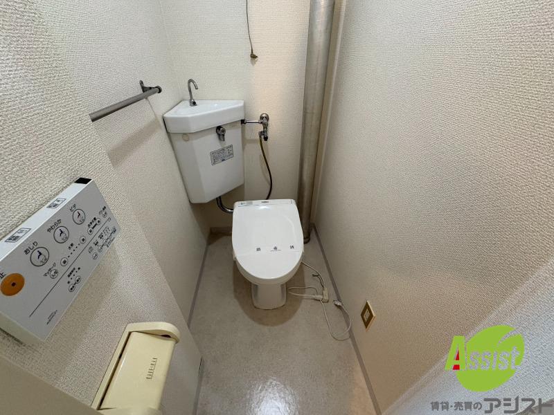 トイレ　トイレです。タオル掛けもついて便利ですね。