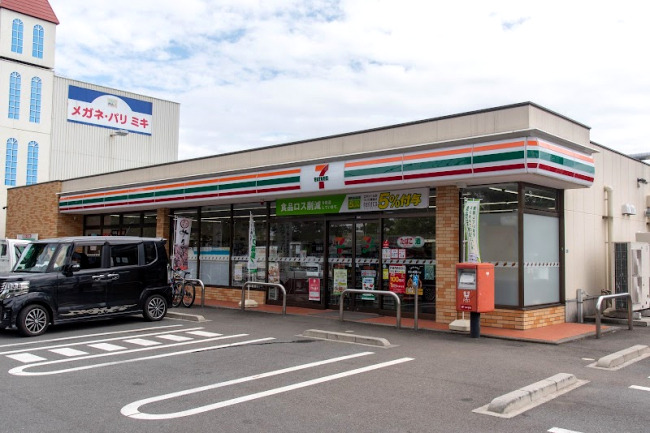 コンビニ　セブンイレブン 東久留米柳窪1丁目店（コンビニ）まで384m