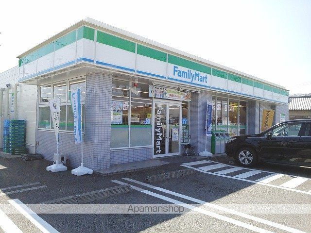コンビニ　ファミリーマート（コンビニ）まで650m