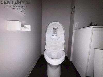トイレ　温水洗浄便座付きのトイレです♪