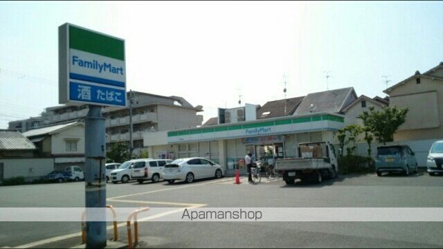コンビニ　ファミリーマート（コンビニ）まで240m