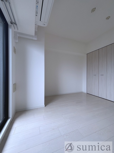 バルコニー　内装は落ち着いています。おおきな窓で明るさを演出。