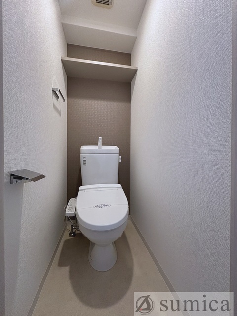 トイレ　人気アイテムの温水洗浄便座。清潔感のあるトイレです。