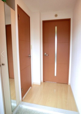 玄関　※同マンション別室の参考写真です