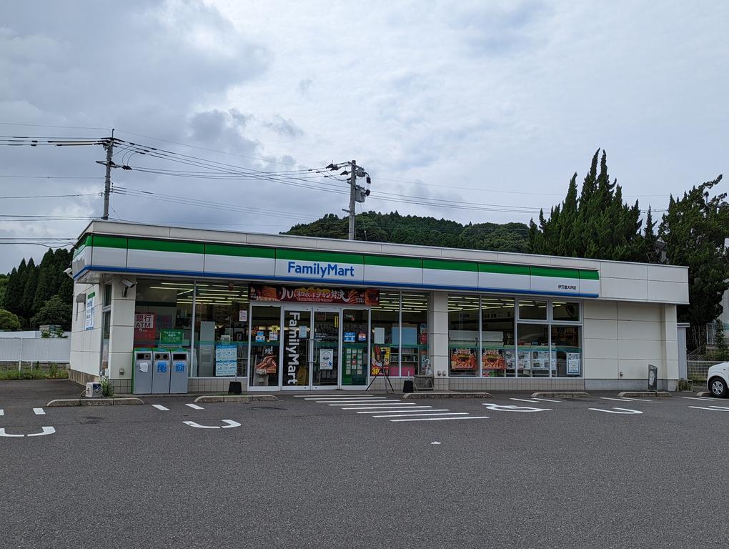 コンビニ　ファミリーマート伊万里大坪店（コンビニ）まで533m