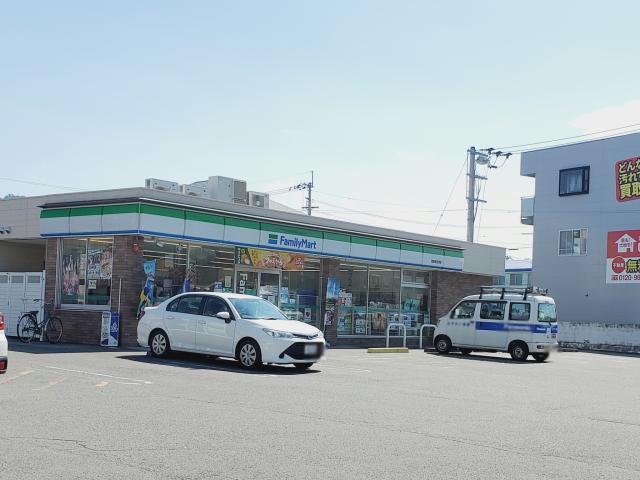 コンビニ　ファミリーマート徳島南田宮店（コンビニ）まで890m