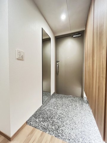 玄関　天然御影石仕上げ・外出時にあると便利な姿見もございます。