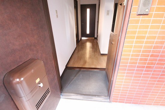 玄関　※写真は類似です。別号室のものになります