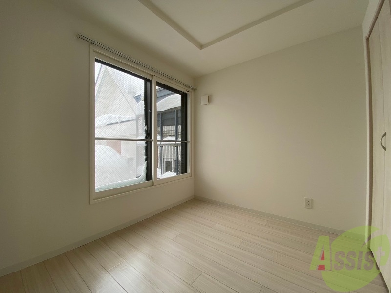 その他部屋・スペース　寝室はこちらです。光が差し込む、温かみのあるお部屋です。