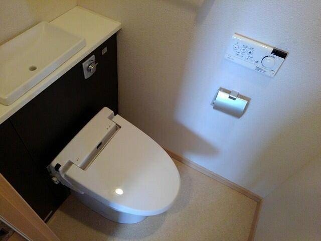 トイレ　温水洗浄便座です