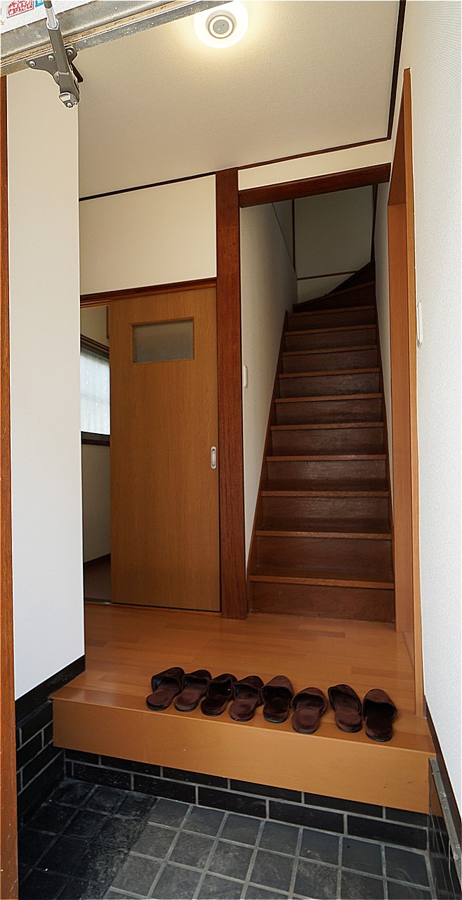 鴨居貸戸建の玄関写真