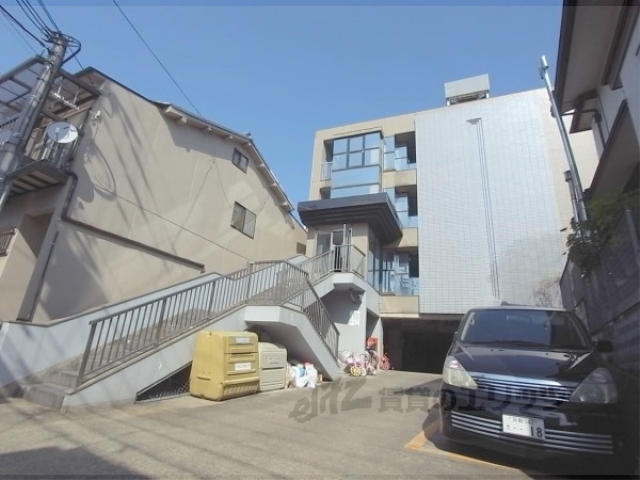 京都市山科区大宅古海道町のマンションの建物外観