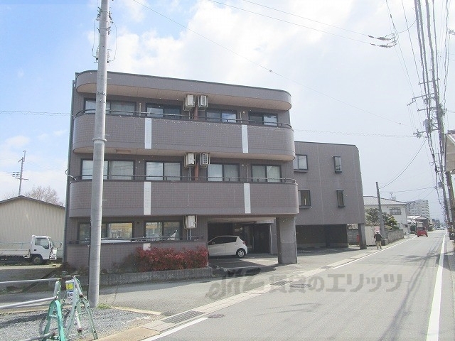 亀岡市大井町土田のマンションの建物外観