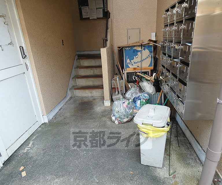 【京都市左京区上高野古川町のマンションのエントランス】