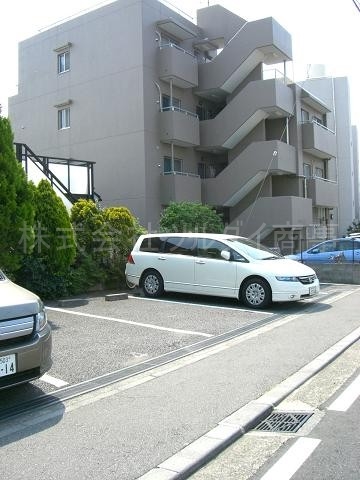 横浜市鶴見区北寺尾のマンションの建物外観