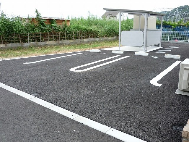 【高崎市吉井町岩井のアパートの駐車場】