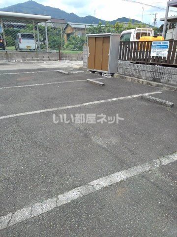 【豊川市上長山町のアパートの駐車場】