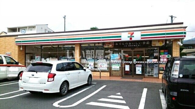 【豊川市上長山町のアパートのコンビニ】